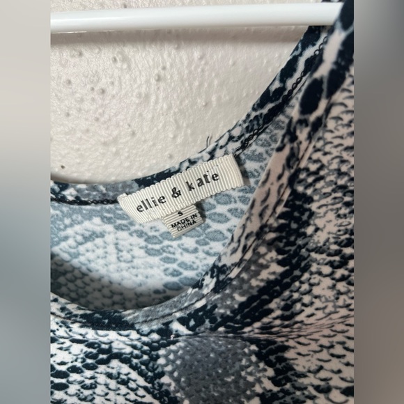 Short Sleeves Bodysuit Snake Print
U Neck Sexy Tops SIZE S - Picture 4 of 4